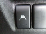 車線逸脱防止機能付き♪ふらつき防止も兼ねており安全装備でもありますね♪白線をまたいで走行しますと警報音でお知らせしてくれますので、長距離ドライブ時など安心です。