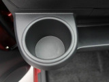 カップホルダーは運転席や助手席からちょうど手の届く位置です!!