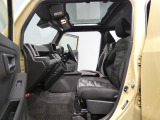【くつろげるフロントシート】ホールド感のあるシート形状で長時間の運転でも疲れにくい設計です。気になる汚れなども少なくリラックスして快適に移動できます。