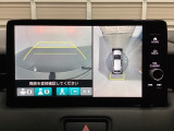 マルチビューカメラシステム搭載車です。お車の周囲を全方位でカバーします。後方・前方・両脇と、コンディションが悪い視界でもカラーモニターに映し出した映像がドライバーをサポートします。