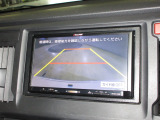 バックをするとき自動でリアの様子が映る『リアカメラ』付き!画面で確認しながらバックができますから安心ですね。でも、目視も大切ですよ!安全第一でお願いします!