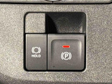 指先だけで簡単に操作が可能な電動パーキングブレーキを採用。「HOLD」スイッチを押すと、渋滞や信号待ちなどでブレーキペダルから足を離しても、ブレーキを保持するので安心です
