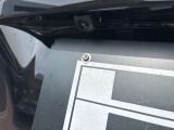 【バックカメラ】後退時に車両後方の映像をモニターに映す機能。目視できない死角を確認でき、衝突事故を防ぎます。駐車が苦手な方だけでなく全てのドライバーに必須の安全装備です。