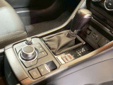 【オートブレーキホールド】停車中にブレーキペダルから足を放しても、ブレーキを自動的に制御して、車両の停車状態を保持する機能です。信号待ちなどの停車時に運転者の負担を軽減します。