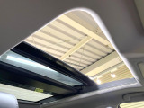 【サンルーフ】ボタンひとつで開閉可能!開放感たっぷりのサンルーフが装着されています!車内に明かりを取り入れたり景色を楽しむ以外にも、よどみがちな車内の空気も簡単に換気できて快適です!