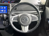 インテリアに合わせたデザインのステアリングは、運転される方のことも考え、運転しやすい形状、大きさです。是非一度、実際に触ってお確かめください。