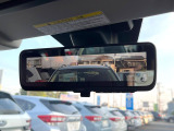 【スマートリヤビューミラー】後席の大きな荷物や同乗者で後方が確認しづらい時でも安心!カメラが撮影した車両後方の映像をルームミラー内に表示。クリアな視界で状況の確認が可能です!