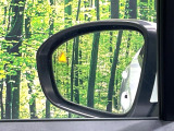 【後方車輛検知】走行中、ドアミラーの死角になりやすい箇所に後続車が接近するとサイドミラー付近に警告を表示、ドライバーに注意喚起をしてくれます。