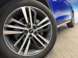 ●純正20インチアルミホイール:輸入車ならではの卓越した走りを支えるホイールと足回りです!日本車の走りに慣れている方にもぜひ体感して頂きたいほど、高いレベルでまとまっています!