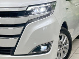 【LEDヘッドライト】悪天候や夜間走行時も良好な視界を確保し安心して運転できる高輝度LEDヘッドライトを装備!点灯速度が早く、消費電力も抑えられています。