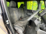 運転席まわりには十分なスペースがあり、大柄な方でもゆったり運転していただける環境です。