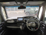 【インパネ周り】広々とした視界性の良い運転席です。ゆったりとした快適な乗り心地で運転できます。インテリアカラーはブラックを基調とし、漆黒に映えるクロームメッキの輝きで上質な空間に仕立てました。