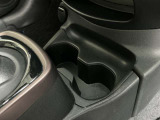 運転席と助手席の間にドリンクホルダーあります。