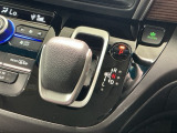 インパネシフトを採用しているので、前席の足元も広々としています。運転席と助手席の行き来もスムーズです!
