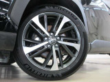 スポーティな印象を与える純正ホイールです。どこまでも走っていきたくなるようなデザインですね♪