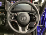 ハンドルにHondaセンシング系のクルーズコントロールやレーンキープアシストなどのスイッチと、オーディオの操作スイッチが装備されています。ハンドルから手を離さず安全に操作できます。