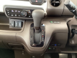 【eコンスイッチ】低燃費運転をサポートするECONモード。スイッチをONすると、エンジンやトランスミッション、A/Cなどを協調制御し、燃費の向上に貢献。エコドライブの効果を高めます。