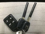 キーレスエントリー付。ボタンを押すだけでドアロックの開閉がラクラク出来ます。欠かせないアイテムですね。