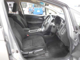 体が沈み込まないちょうどいい固さのシートなので、長時間の運転も疲れづらいんですよ♪足元もすっきりと広いです!