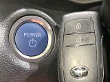 【スマートキー】カバンやポケットに入れたままでもドアの施錠・解錠が可能なスマートキーを装備。エンジンのオン・オフ時もカギを取り出す必要が無いからとっても便利です♪