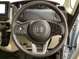 ハンドルにHondaセンシング系のクルーズコントロールやレーンキープアシストなどのスイッチと、オーディオの操作スイッチが装備されています。ハンドルから手を離さず安全に操作できます。