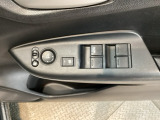 電動格納式リモコンドアミラーと、パワーウィンドウスイッチ等は運転席ドアにあります。