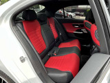メルセデス・ベンツの定める厳しい基準をクリアしたお車のみをご案内させて頂きます。納車前整備はメーカー規定に基づき当店3Fの指定工場で入念に行なわれます。熟練のメカニックがお客様のお車を整備致します。