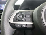 さまざまな操作が手元で行えるステアリングスイッチを備えています。