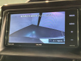 リバースギアに入れるだけで後方の表示へ切り替わります。夜間や雨の日の駐車も楽になりますよ。