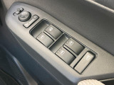 運転席ドアのウインドウ操作スイッチです。すべてのウインドウの開閉操作が可能です。また、ドアミラーはオート開閉なので、ドアロックで自動で閉じ、エンジンスタートで自動で開きます。