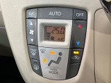 【オートエアコン】一度お好みの温度に設定すれば、車内の温度を検知し風量や温度を自動で調整。暑い&hellip;寒い&hellip;と何度もスイッチ操作をする必要はありません。快適な車内空間には必須の機能ですね♪
