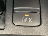 オートブレーキホールド機能は、運転者のブレーキ操作によって停車した際に、自動的にブレーキ力を保持する機能です。