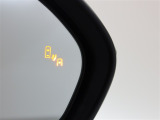 隣車線を走る車両をレーダーで検知し、ドアミラーでは確認しにくい後側方エリアに存在する車両に加え、急接近してくる車両も検知します。車両を検知するとドアミラーに搭載されたLEDインジケーターが点灯します。
