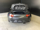 独立型トランク。2人分の荷物をしっかりと載せられること。それは「2シーターのオープンスポーツカー、マツダロードスター」であるために、初代からのゆずれない価値なのです。