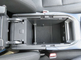 運転席と助手席の間にあるアームレストは蓋を開けると、小物入れになっています。また、USBのタイプCケーブルが2本使えます。