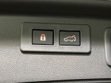 【パワーバックドア】スマートキーや運転席のボタンを押すだけでリアゲートが自動で開閉します!荷物を持っている時や、高い位置にあるバックドアを閉める際に便利な機能です♪