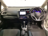 車内は光触媒抗菌消臭施工済です。スタイリッシュなデザインでスポーティなインパネ周りを演出します。グローブボックスやカップホルダーのほかにトレーなどたくさんの収納スペースが付いています。