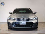 【キドニーグリル】BMWは約90年もの間、ほぼ全ての車両にひと目でBMWだと分かるこの特徴的なフロントグリルが備えられ、デザイン・アイコンとして親しまれてきました。