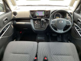 運転席まわりは機能的にまとまっています。足元が広々のインパネATです♪