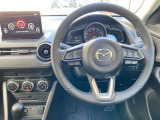 【運転席インテリアデザイン】左右対称のインテリアデザインでドライバーを包み込み運転に集中できるように設計されています。