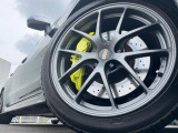 【イエローブレンボキャリパー】ハイパワー車両には強力なブレーキが必須!世界のスーパーカーにも採用されるイタリアの高級メーカー「ブレンボ」を装着!色鮮やかなキャリパーがスポーティな印象を引き立てます♪