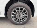 燃費が良く、ステアリング操作もスムーズに行うことができる、アルミホイール付き車ですよ。