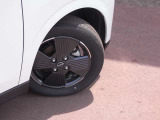 155/65R14タイヤ+専用アルミホイールです。スタッドレスタイヤや各種オプションのご注文も承っております(^^)!