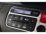 フルオートエアコンが装備されています!お好みの温度設定をするだけでエアコンの風量やモードの切り替えを自動でコントロールしてくれます!ユーザーの操作が少なく燃費走行にもつながります!