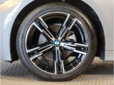 【BMWアロイホイル】軽量かつ強度に拘ったアロイホイル。走行性能ポテンシャルを引き出す設計。車の足元を引き締めてくれる大きなポイントはアロイホイルです。