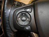 【ステアリングリモコン】ステアリングにオーディオ調節可能なスイッチが装備されていますので運転中でも視線をそらさずにオーディオの調節が可能です!