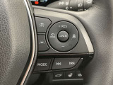 前方の車との車間を設定し、スピードを上げたり緩めたりを自動で行ってくれる追尾式の「レーダークルーズ」。上級装備の一つです!高級車にしかつかない嬉しい機能です。