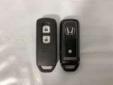 スマートキーを装備しています。鍵を差し込むことなくドアロックの開け閉めと、スタートボタン操作でのエンジンスタートができます。スペアキーも同じものを用意しております。