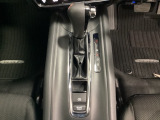 CVT車のセレクトレバーです。低速から高速まで、変速ショックのないスムーズな走りと、エンジン効率のよい領域を維持して燃費にも貢献します。サイドブレーキはスイッチ操作の電子制御パーキングブレーキです。