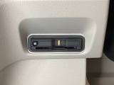 ハンドルの左下にETCがついています。高速道路の料金所の通過も楽々です。 カードの取り出しもしやすい場所についています。